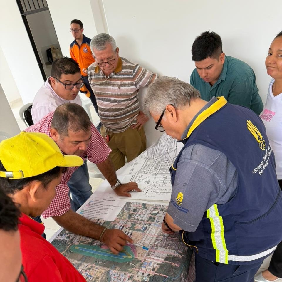 UNGRD's tweet photo. Mapeamos el riesgo en #Neiva, Huila

El equipo de #MapasComunitarios de la UNGRD llegó hasta la capital del Huila para recorrer junto a los líderes de la región diferentes puntos de riesgo en el territorio.

Socializamos el uso de ChatMap, la herramienta tecnológica que nos permite conocer el reporte de riesgos en tiempo real. Asimismo, se ofreció un taller de elaboración de mapas comunitarios, en el que se compartieron conocimientos ante amenazas como: inundaciones, sequías, incendios de cobertura vegetal; además de ubicar puntos de riesgo biológico.

#GestiónQueDaConfianza