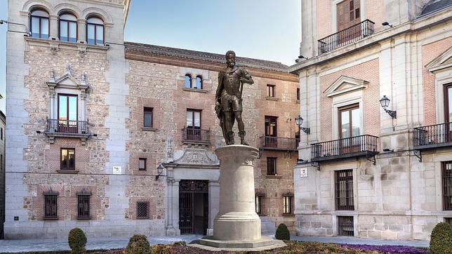 8 de mayo de 1561 

El rey Felipe II envió una comunicación al Consejo de Castilla desde Toledo notificando su decisión de instalarse definitivamente en la Villa de Madrid.

¿Veremos su estatua recuperada y donde mejor le correspondería, en 2027, efemérides de su V Centenario?