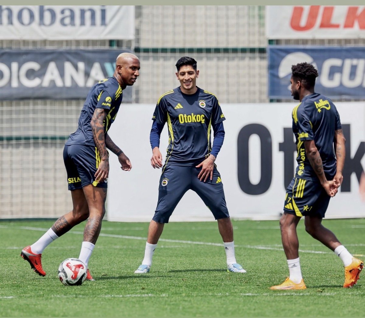 gokhanozoguz's tweet photo. Sarılmalıyız.
Penaltımkaçırdı diye Talisca ya tepki göstermemiz bize yakışmaz . 32 gol oldu.

Ve @EdsonAlvarez19 Meksika Milli takım kaptanı savunmanın belkemiği, Fenerbahçe için sahaya her çıktığında elinden geleni ardına koymayan sağlam ve özverili bir oyuncu . Taraftarlarınız Söylentiler ve dışarıdan sosyal medyada manipülasyonlara yenik düşmemelidir. Fenerbahçe formasını taşıyan her oyuncu başımızın tacıdır.
Çok tepkili olan arkadşlar oynadığı maçlardaki etkilerini tekrar seyretsinler.
Eyüp spor maçında tribünlere çağırıp onu kazanmalıyız.