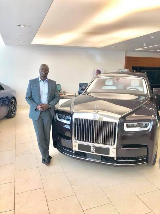 WillsOkidi's tweet photo. ROLLS ROYCE PHANTOM, 📷📷 8 speed automatic, 6.75 litre, 575 horse power engine, 100 litre fuel tank, 0 to 60 Kph in 5.3 seconds.
Will get me to Kalongo in quick time! Very impressive ujonee. https://t.co/SbcOofiT6i