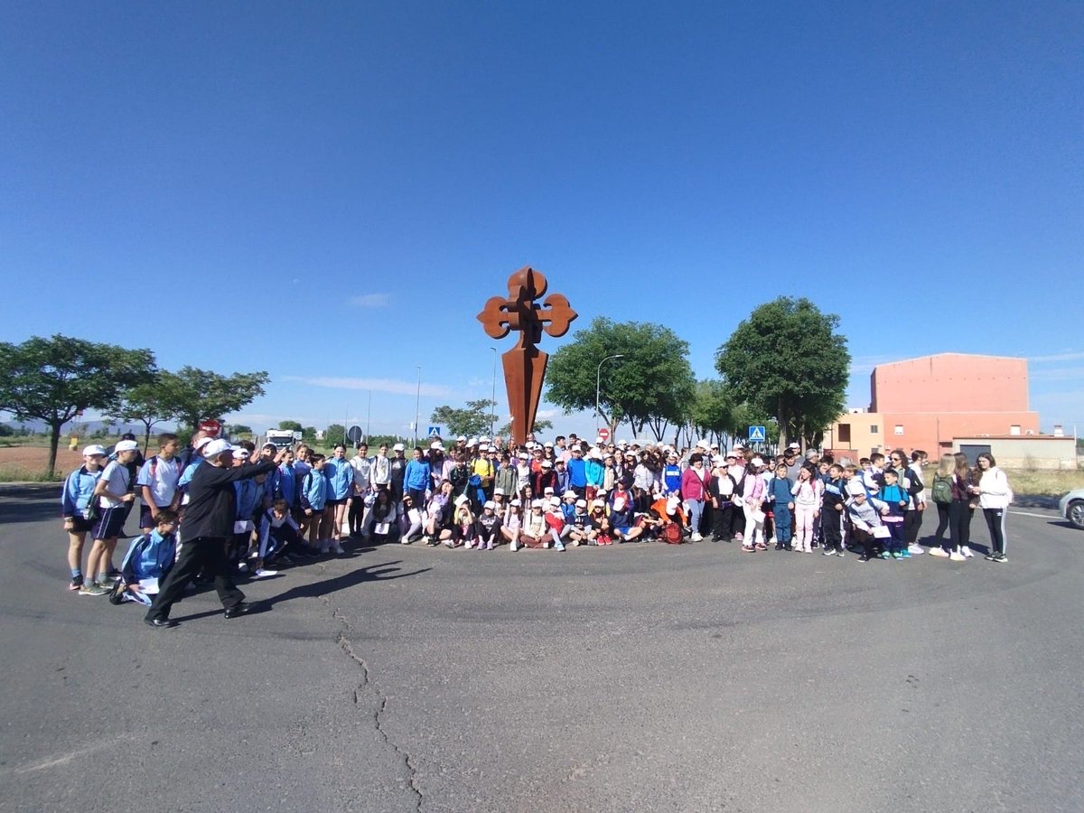 IES_Modesto's tweet photo. El IES Modesto Navarro ha participado en el Caminillo de Santiago que organiza todos los años la hermandad de Santiago Apóstol de La Solana. Una representación de nuestro alumnado de 1º ESO ha acompañado al resto de grupo de los diferentes colegios. https://t.co/xY67i7JRow