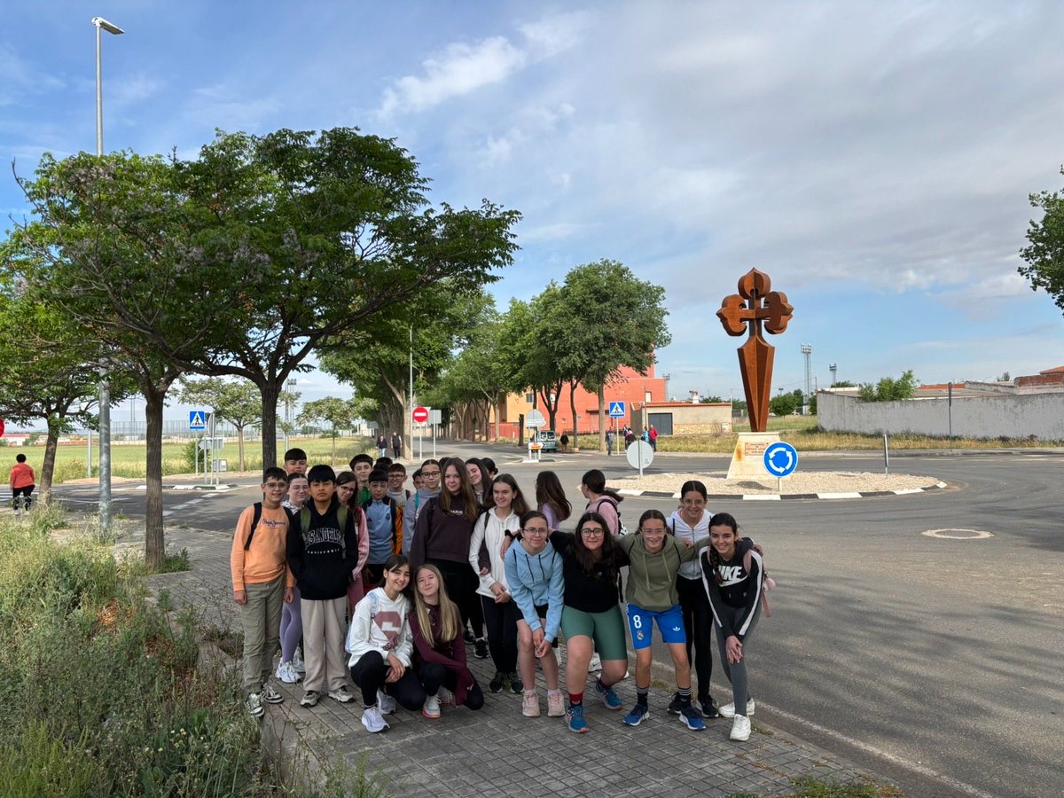 IES_Modesto's tweet photo. El IES Modesto Navarro ha participado en el Caminillo de Santiago que organiza todos los años la hermandad de Santiago Apóstol de La Solana. Una representación de nuestro alumnado de 1º ESO ha acompañado al resto de grupo de los diferentes colegios. https://t.co/xY67i7JRow