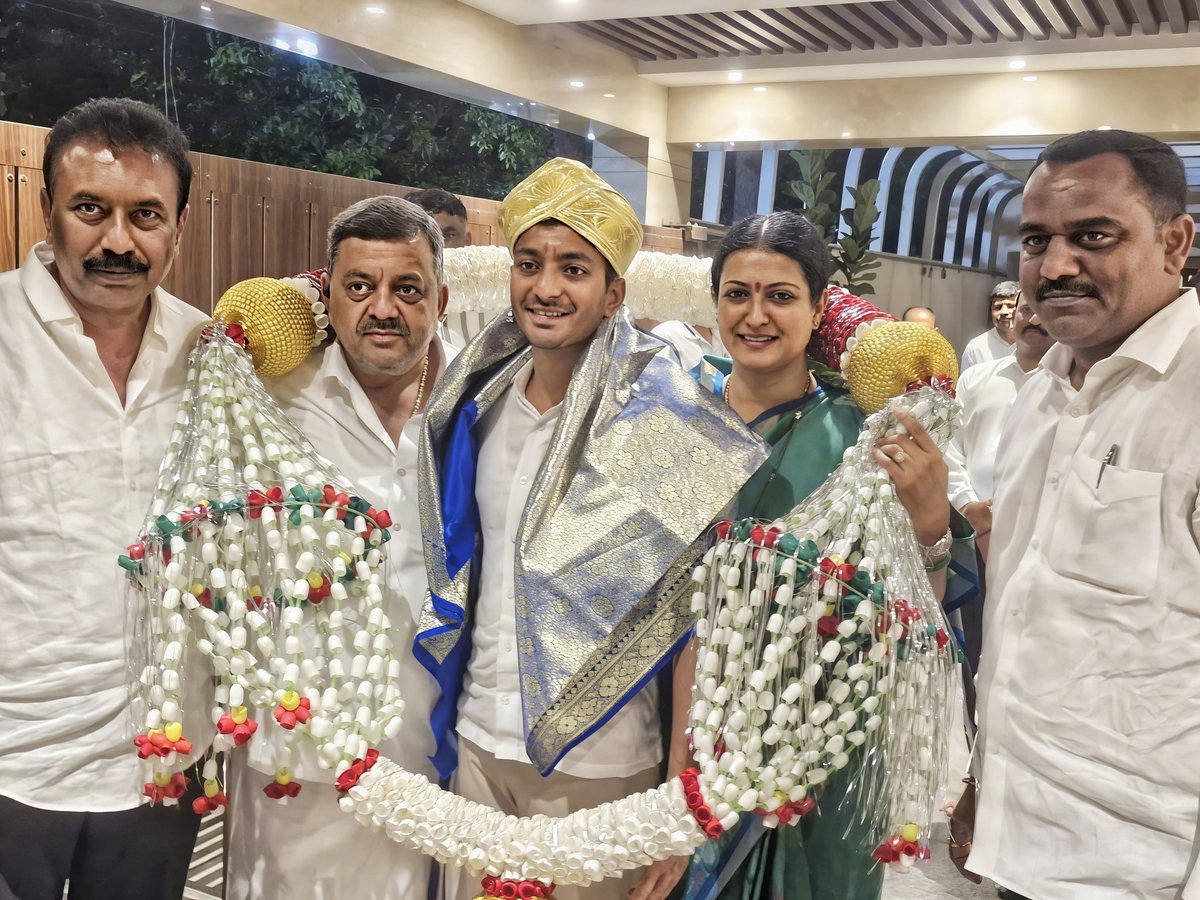 DrPrabhaSSM's tweet photo. ಬೆಂಗಳೂರಿನ ನಮ್ಮ ನಿವಾಸದಲ್ಲಿ ಪಕ್ಷದ ಕಾರ್ಯಕರ್ತರು ಹಾಗೂ ಅಭಿಮಾನಿಗಳನ್ನು ಭೇಟಿ ಮಾಡಲಾಯಿತು.
#Bengaluru #PartyWorkers #SupportersMeet
#CongressWorkers https://t.co/1peqgrrORe