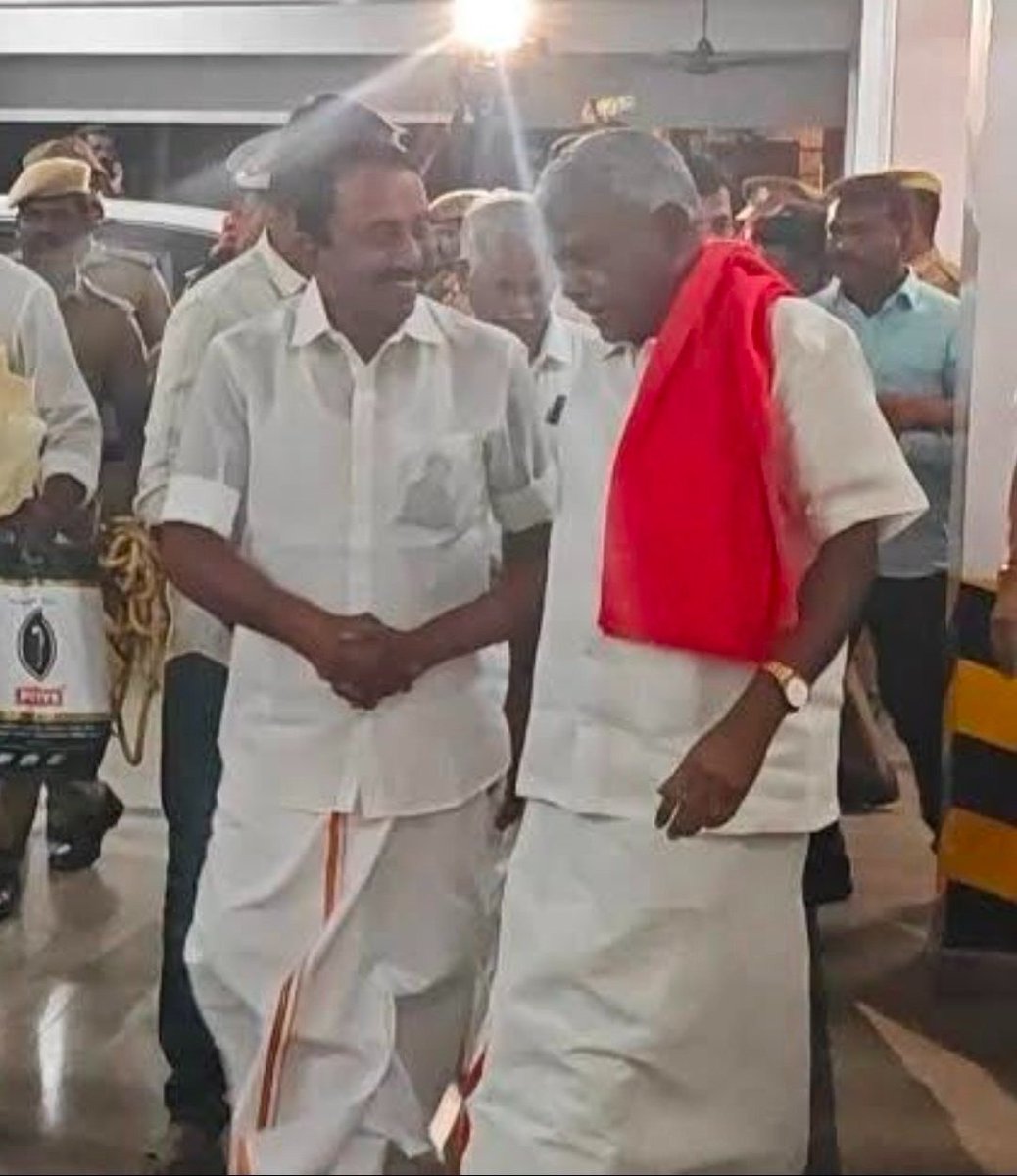 idumbaikarthi's tweet photo. வாச்சாத்தி வன்கொடுமைக்கு சூத்திரதாரியாக விளங்கிய செங்கோட்டையனும், வாச்சாத்தி வன்கொடுமையில் பாதிக்கப்பட்ட மக்களுக்காகப் போராடிய களநாயகன் பெ.சண்முகமும்! https://t.co/hGin7ohP07