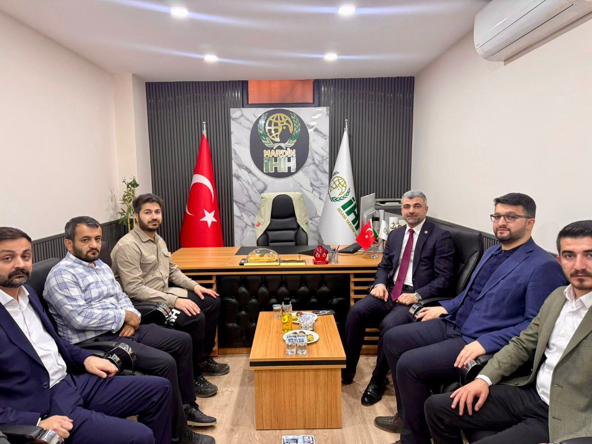 Mardin_IHH's tweet photo. Mardin Milletvekilimiz Sayın Faruk Kılıç, Mardin İHH Derneği Başkanımız Hamdullah Aşar ve yönetim kurulumuza hayırlı olsun ziyaretinde bulundu.

Yeni hizmet binamız ve insani yardım çalışmalarımız hakkında verimli istişarelerde bulunduk.

Nazik ziyaretleri için teşekkür ediyoruz. https://t.co/Lr9oXenMRz