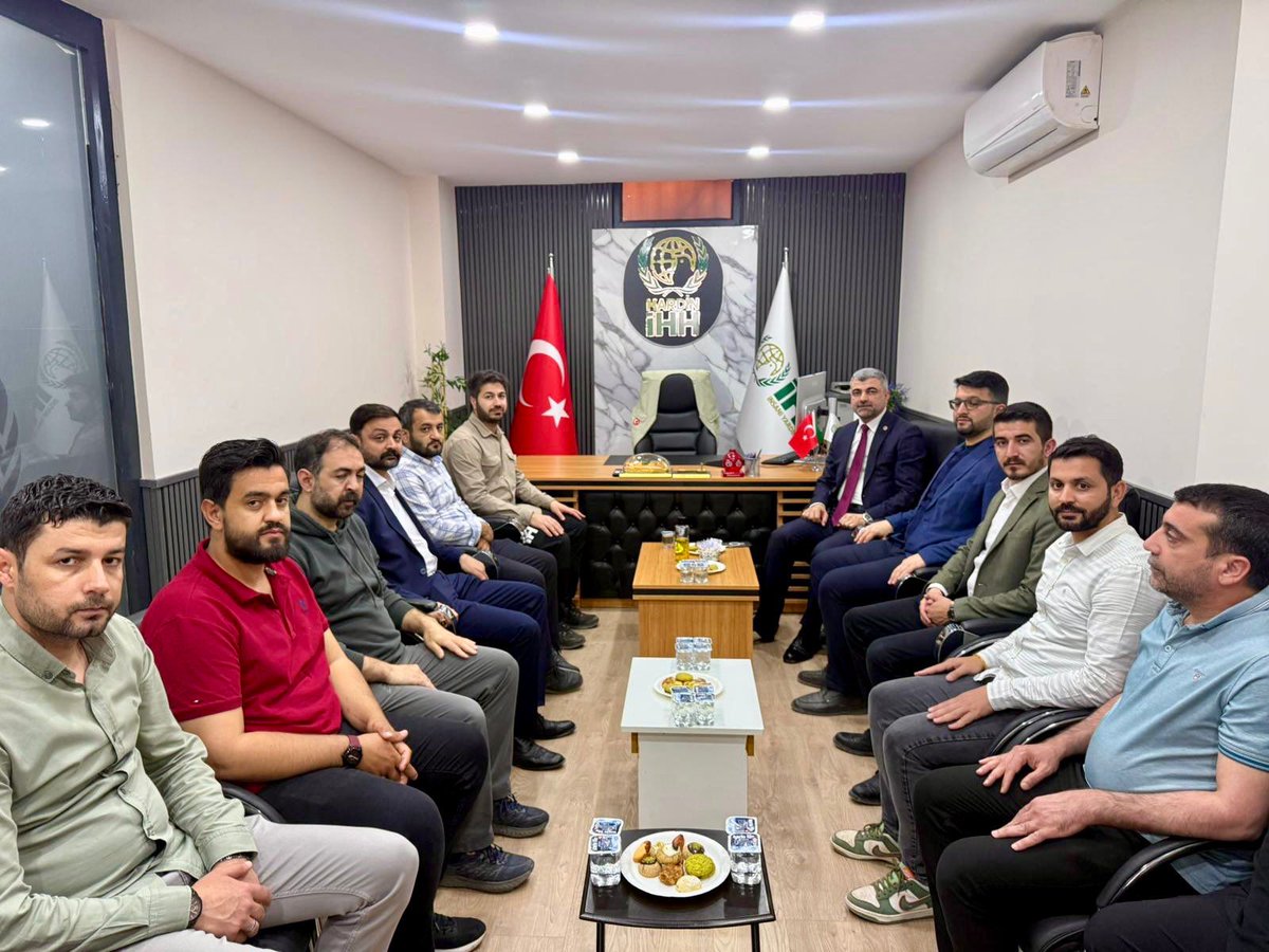 Mardin_IHH's tweet photo. Mardin Milletvekilimiz Sayın Faruk Kılıç, Mardin İHH Derneği Başkanımız Hamdullah Aşar ve yönetim kurulumuza hayırlı olsun ziyaretinde bulundu.

Yeni hizmet binamız ve insani yardım çalışmalarımız hakkında verimli istişarelerde bulunduk.

Nazik ziyaretleri için teşekkür ediyoruz. https://t.co/Lr9oXenMRz