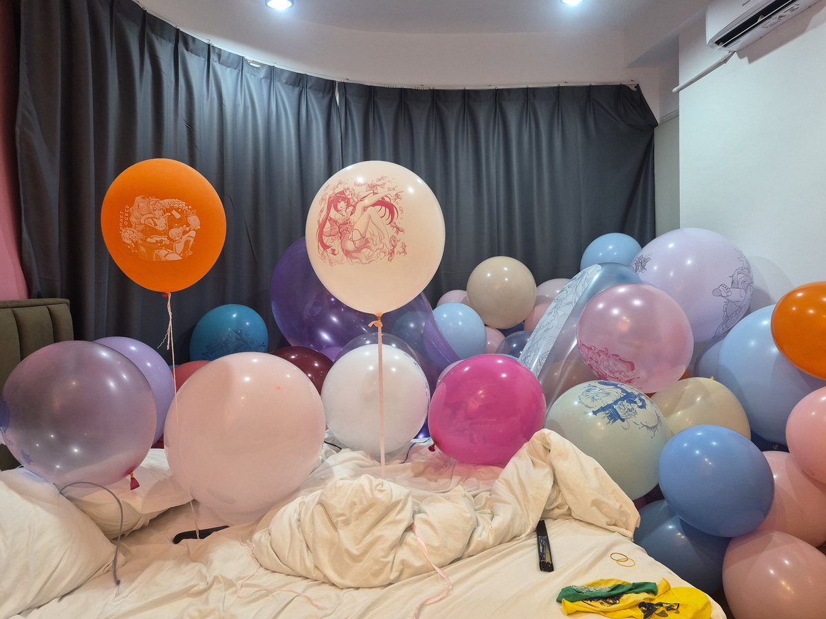 Ayaya__Chan's tweet photo. Some pictures of the balloon room from last week, really had fun 😇 https://t.co/7Pw4wk7Mcu