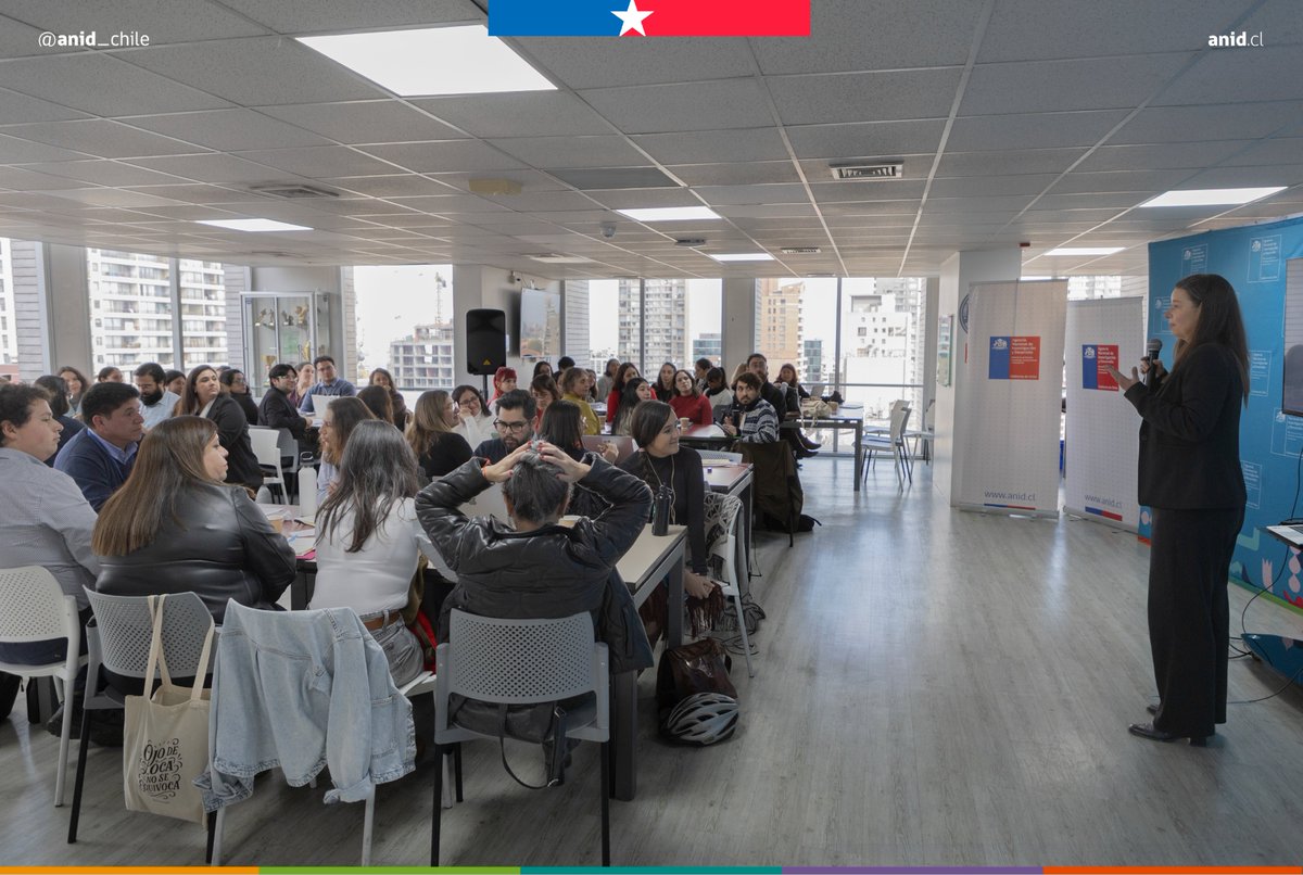 ANID_Chile's tweet photo. La jornada permitió fortalecer a la comunidad de profesionales que trabajan por acercar la ciencia, la tecnología, el conocimiento y la innovación a la ciudadanía, desde los distintos proyectos financiados por @ANID_Chile, de los que ellas y ellos forman parte. https://t.co/i5QFe5PNtS
