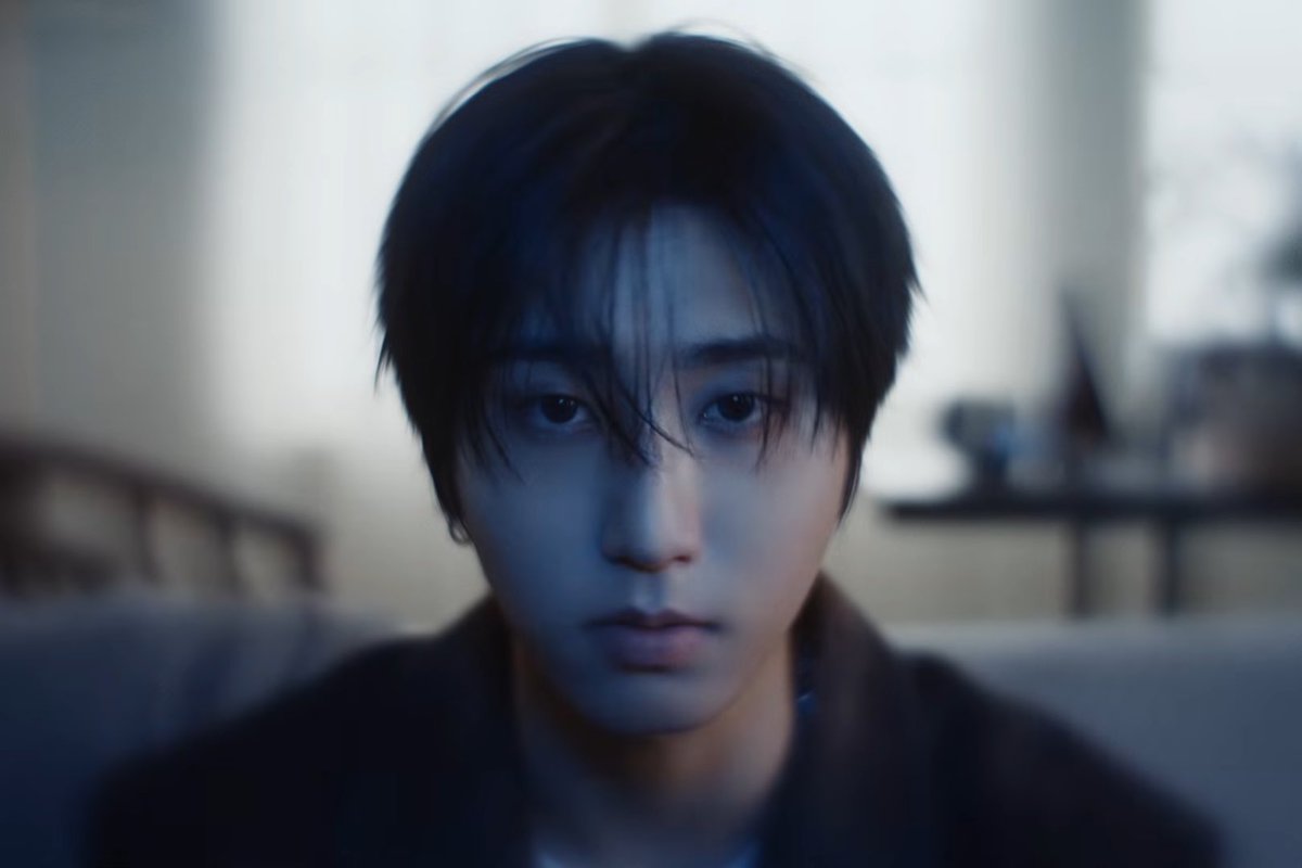 moogeheim's tweet photo. 이거 지금 되게 짧은 찰나고 
엉망진창이된 내면세계(무의식)에서 벌어지는 일인데 기타치고 노래하면서 다시 back to life 한다는 의미같네 https://t.co/GrqiE8FrIe