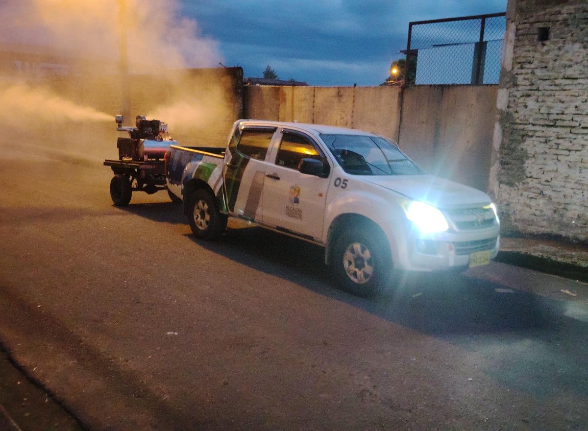 DPS_LosRios's tweet photo. #BuenaFe I  ¡Trabajo articulado por las noches!
En sectores donde se registran casos de dengue con signos de alarma, @Salud_Ec realiza fumigación, en conjunto con el GAD local. En otras localidades se prioriza la eliminación de criaderos de mosquitos. #TodosContraElDengue https://t.co/IADNq6FUe0