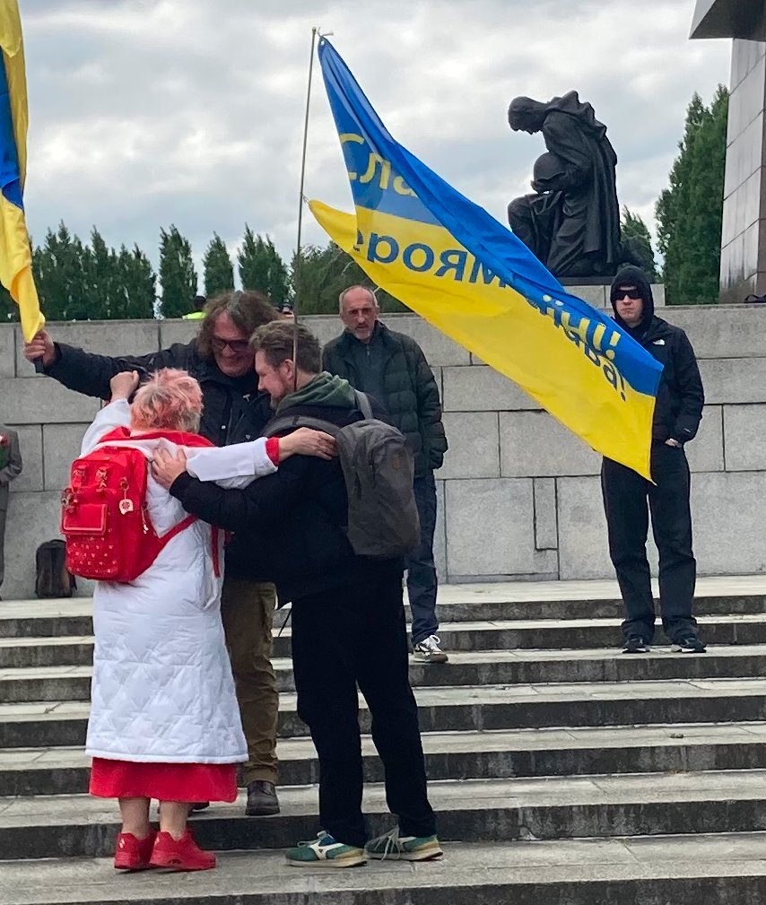 Während die Polizei sowjetische Symbolik am Ehrenmal im Treptower Park verbot, blieb die Parole "Slawa Ukraini, Herojam Slawa" erlaubt. Es war die Parole der OUN, die mit den Hitler-Truppen kollaborierte. Hätten diese Leute Erfolg gehabt, gäbe es heute keinen Tag der Befreiung!🚩
