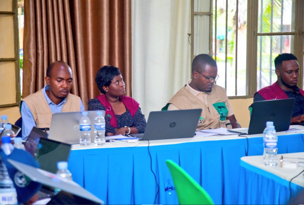HoReCo_Rw's tweet photo. Today, #HoReCo, @YEAN_Agro and #RAB teams wrapped up a productive 5-day workshop in @MusanzeDistrict focused on harmonizing training manuals on irrigation strategies, Water Users Organizations (WUOs), and effective operations, maintenance, water, and farm management.
The outcome is a set of validated and context-specific training modules that will support sustainable farmer development across project areas.