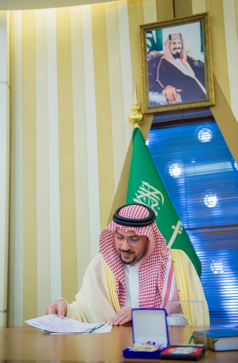 olayan_history's tweet photo. صاحب السمو الملكي الأمير الدكتور فيصل بن مشعل بن سعود آل سعود حفظه الله ورعاه، يجسد نموذجًا استثنائيًا للقيادة الحكيمة التي تمزج بين الرؤية الاستراتيجية العميقة والإنسانية الرفيعة، فكان قائدًا تنمويًا استطاع أن يصنع أثرًا يتجاوز حدود الإدارة التقليدية إلى بناء الإنسان والمكان والفكرة.

فسموه لم يكن أميرًا يدير منطقة فحسب، بل قائدًا آمن بأن التنمية الحقيقية تبدأ من الإنسان، وأن نجاح المسؤول يقاس بقربه من الناس وملامسته لاحتياجاتهم. ولهذا عرف بتواضعه، وصدق استماعه، وحرصه الدائم على فتح أبوابه ومجالسه لأبناء المنطقة، حتى أصبح قريبًا من الجميع، حاضرًا في تفاصيل المجتمع وهمومه وطموحاته.

وقد شهدت منطقة القصيم في عهده حراكًا تنمويًا ملحوظًا، عزز مكانتها اقتصاديًا واستثماريًا وثقافيًا، وجعلها بيئةً محفزةً للابتكار، وداعمةً للشباب ورواد الأعمال، في انسجام واضح مع مستهدفات رؤية السعودية 2030. كما أولى سموه اهتمامًا بالغًا بالحوكمة، وترسيخ العدالة، وتعزيز كفاءة العمل المؤسسي، مما أسهم في بناء ثقة راسخة بين القيادة والمجتمع.

ولعل من أبرز ما يميز شخصية سموه اعتزازه العميق بتاريخ القصيم وهويتها الحضارية، وحرصه المستمر على إبراز إرثها الثقافي والاجتماعي، إيمانًا منه بأن الأمم التي تحفظ تاريخها تُحسن صناعة مستقبلها.

باختصار، فإن الأمير الدكتور فيصل بن مشعل ليس مجرد مسؤول يتولى منصبًا، بل شخصية قيادية ملهمة، جمعت بين الحكمة، والرؤية، والإنسانية، فاستحق محبة أبناء القصيم وتقدير الوطن بأسره.