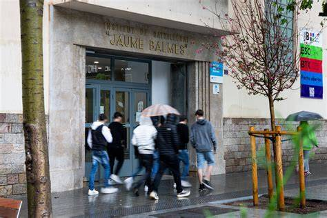 <a href="/mossos/">Mossos</a>  reconeix que sí  va infiltrar dues Mossas a l'institut Jaume Balmes. Si algú ho vol adjectivar esta en tot el dret. És inadmissible aquest comportament feixista per part del <a href="/govern/">Govern de Catalunya</a> . Vergonyos, DIMISSIONS JA !!!