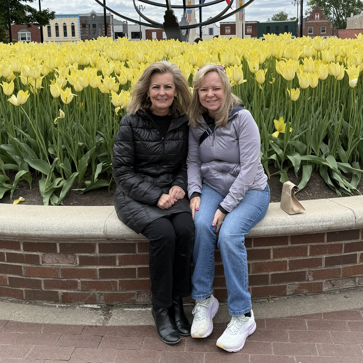 ShannaHalv's tweet photo. Cyndi came from Texas to join me at the Pella Tulip Festival. What a beautiful place! https://t.co/PClUFsMoQi