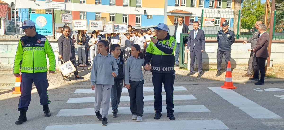 TC_Huyuk's tweet photo. 02-08 Mayıs 2026 Karayolu Trafik Haftası kapsamında, Mevlana İlkokulu önünde “Bir Kural Bir Ömür” mottosuyla farkındalık etkinliği gerçekleştirildi. https://t.co/BqbZDZq7Dk
