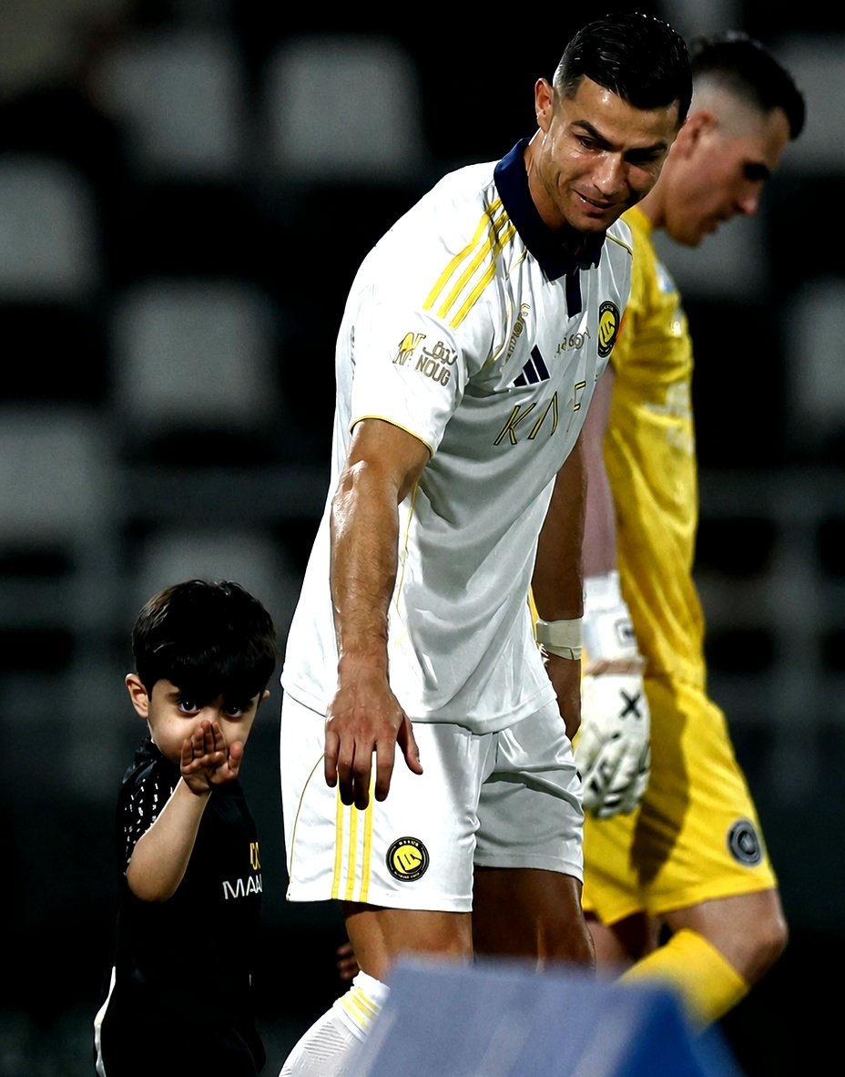 ayamavii1's tweet photo. Ronaldo trying to hold his hand while the kid is beefing with the fans 😭🥹 https://t.co/wYCClCm9yS