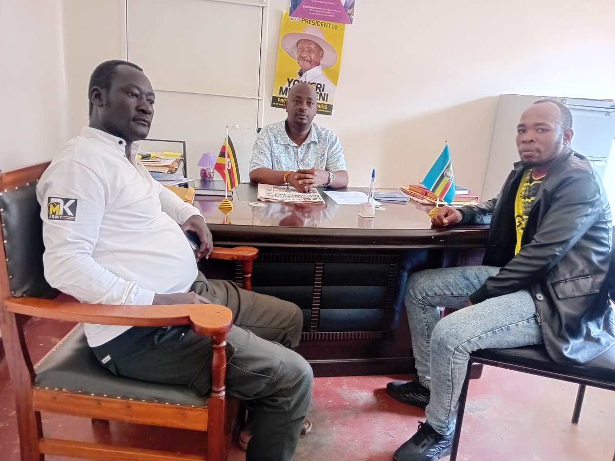 KatwirePolly's tweet photo. I was privileged to receive two #PLU comrades, Mr Kakama &amp; Omuyiribi wa MK, who paid a courtesy visit to my office this morning.  These two shared great wisdom on how to continue to grow PLU support in Ankole &amp; entire Uganda.
@mkainerugaba @DaudiKabanda @Balaam_Barugaha https://t.co/NXW3F4qktN