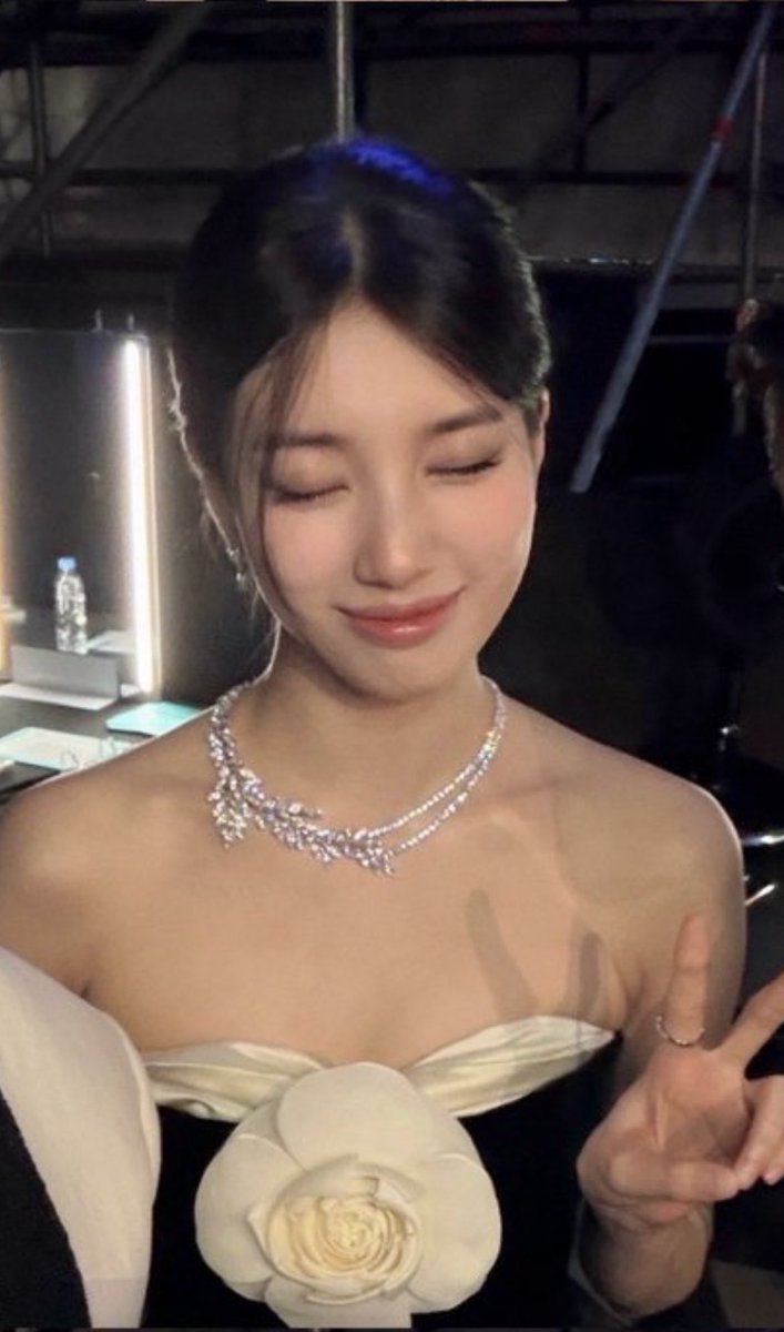 first set of selcas for baeksang night, thank you bogummy…!!! >< 

#SUZY