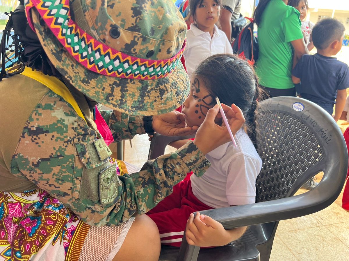 senafrontpanama's tweet photo. Comarca Ngäbe Buglé | En el Centro Educativo de Cerro Maíz, compartimos un convivio familiar junto a estudiantes y residentes, con dinámicas recreativas, presentaciones culturales y entrega de juguetes, donaciones y refrigerios, fortaleciendo la unión comunitaria.

#PlanFirmeza https://t.co/rZt5CO0rvn