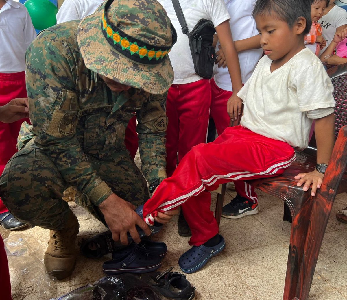 senafrontpanama's tweet photo. Comarca Ngäbe Buglé | En el Centro Educativo de Cerro Maíz, compartimos un convivio familiar junto a estudiantes y residentes, con dinámicas recreativas, presentaciones culturales y entrega de juguetes, donaciones y refrigerios, fortaleciendo la unión comunitaria.

#PlanFirmeza https://t.co/rZt5CO0rvn
