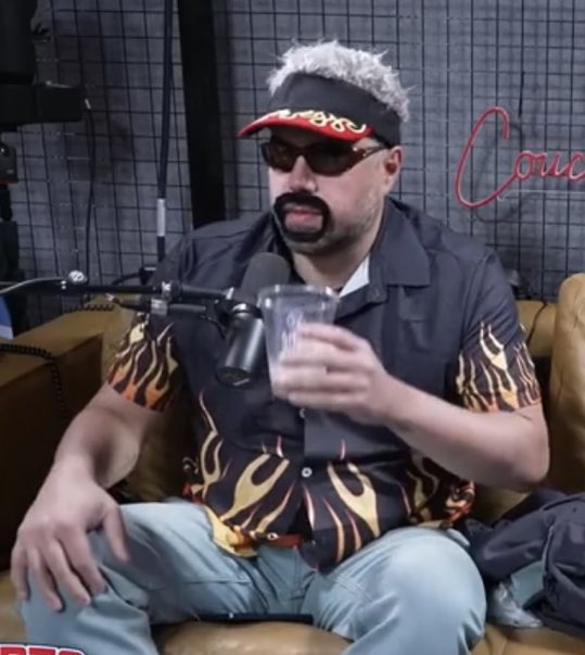 Viva La Stool tweet media