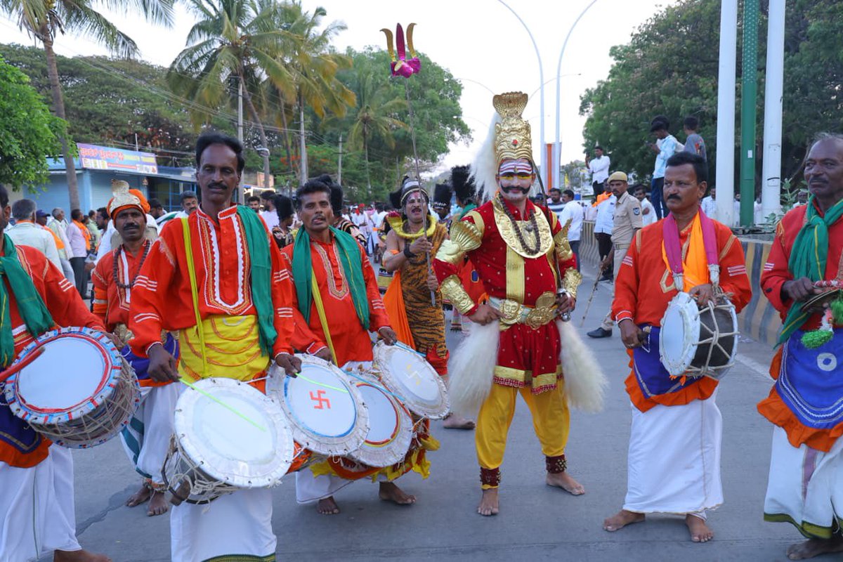 BYVijayendra's tweet photo. 25ಕ್ಕೂ ಹೆಚ್ಚು ಸಾಂಸ್ಕೃತಿಕ ಹಾಗೂ ಜಾನಪದ ಕಲಾತಂಡಗಳು, ಮಾನ್ಯ ಶ್ರೀ ಯಡಿಯೂರಪ್ಪನವರು ನಡೆದು ಬಂದ ಹಾದಿ, ಸಾಧನೆ ಹಾಗೂ ಅವರು ಮುಖ್ಯಮಂತ್ರಿಗಳಾಗಿದ್ದ ಅವಧಿಯಲ್ಲಿ ನೀಡಿದ ಕೊಡುಗೆ ಕಾರ್ಯಕ್ರಮಗಳನ್ನು ಪ್ರತಿಬಿಂಬಿಸುವ ಸ್ತಬ್ಧ ಚಿತ್ರಗಳು ಮೆರವಣಿಗೆಯಲ್ಲಿ ಆಕರ್ಷಕವಾಗಿ ಸಾಗಿ ಬಂದದ್ದು ಜನಮನ ಗೆದ್ದಿತು, ಜೊತೆಗೆ ಸಾವಿರಾರು ಸಂಖ್ಯೆಯಲ್ಲಿ ಅಭಿಮಾನಿಗಳು, ಕಾರ್ಯಕರ್ತರು, ಸಾರ್ವಜನಿಕರು, ಪಕ್ಷದ ಹಿರಿಯ ನಾಯಕರು, ಎಲ್ಲರೂ ಕೂಡ ಅತ್ಯಂತ ಉತ್ಸಾಹದಿಂದ ತಮ್ಮ ಜನನಾಯಕನ ಅಭಿಮಾನದ ಮೆರವಣಿಗೆಯಲ್ಲಿ ಸಾಗಿ ಬಂದರು. ಕೋಟೆ ನಾಡು ಚಿತ್ರದುರ್ಗ ಇನ್ನೊಂದು ದಸರಾ ಮಾದರಿಯ ಪುರಪ್ರವೇಶ ಮೆರವಣಿಗೆ ಮೂಲಕ ಜನಮೆಚ್ಚಿದ ನಾಯಕನನ್ನು ಬರಮಾಡಿಕೊಂಡಿತು.

#BSYAbhimanotsava