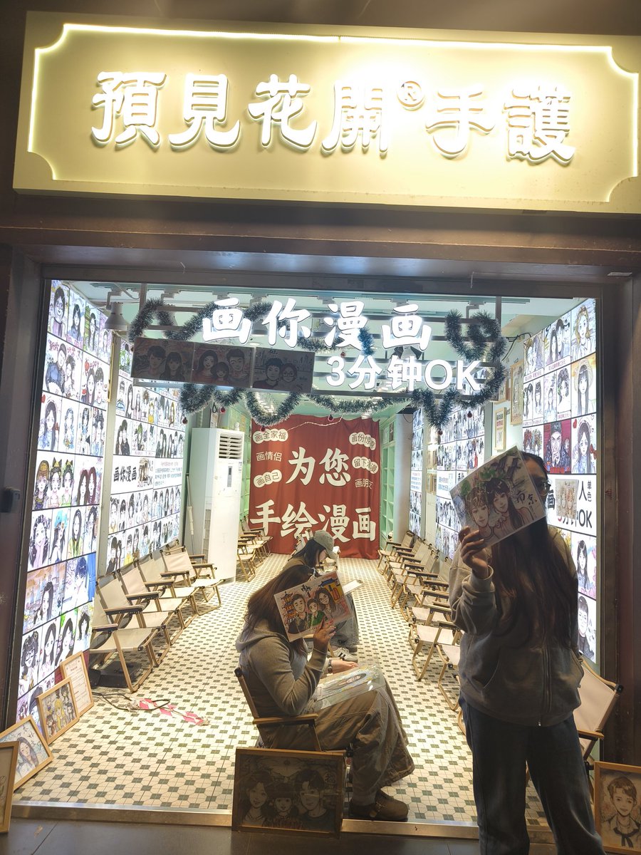 mengmengygmmdzz's tweet photo. #HeroSmile24h 【旅游景区?】
在旅游景区看到肖像画，冲进去就约了一张手绘……感谢这位cn叫纸巾的小姐姐给我现场画了张微笑☺️ https://t.co/sa5BgUoCgy