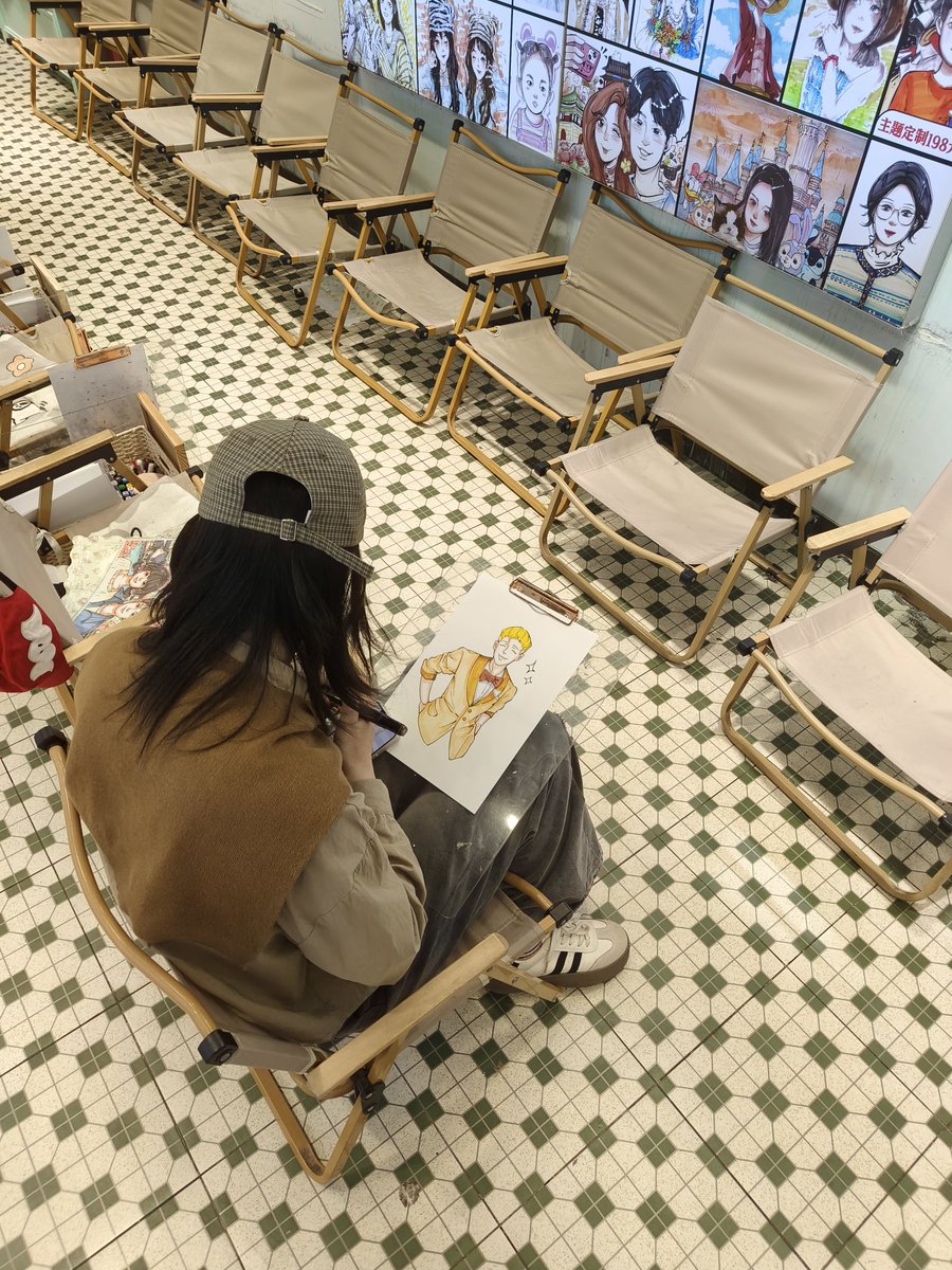 mengmengygmmdzz's tweet photo. #HeroSmile24h 【旅游景区?】
在旅游景区看到肖像画，冲进去就约了一张手绘……感谢这位cn叫纸巾的小姐姐给我现场画了张微笑☺️ https://t.co/sa5BgUoCgy