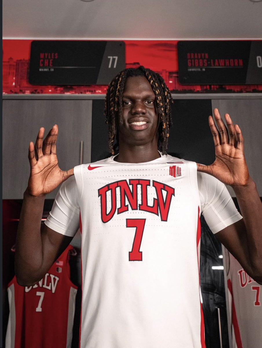 RebelReportUNLV's tweet photo. Mading Kuany, a 6’8” small forward from Iowa United, visited UNLV yesterday. Here is a first look at what the talented Melbourne, Australia, native would look like in the scarlet and gray!
📸mading.kuany https://t.co/55lTO2P70W