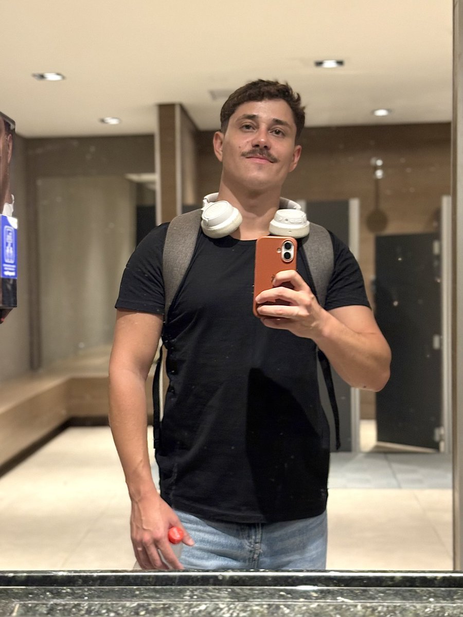 Oliver tweet media