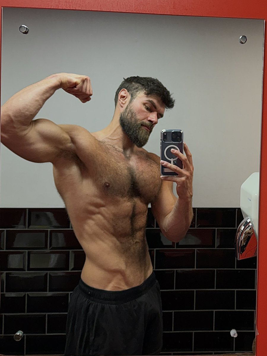 CHRISBSFW tweet media