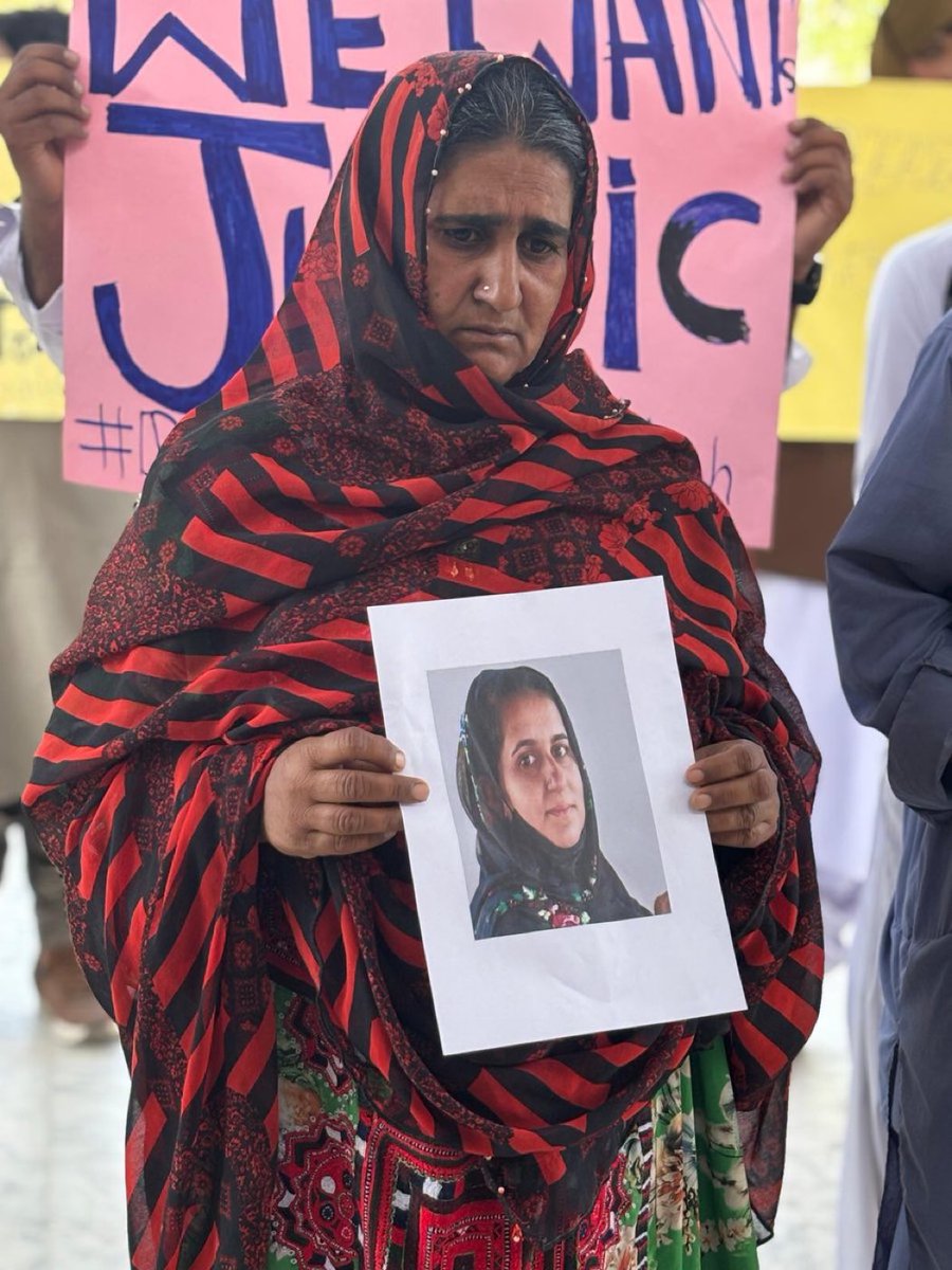 wwaleedbaloch70's tweet photo. اندھیری کوٹھڑی کی دیواریں اتنی ہی سرد تھیں جتنی کہ وہ جھوٹے الزامات جنہوں نے خدیجہ کو اس چار دیواری میں قید کر رکھا تھا۔ ایک ایسی لڑکی جس کا قصور صرف یہ تھا کہ وہ حق کے لیے کھڑی ہوئی، آج دہشت گردی جیسے سنگین اور بے بنیاد مقدمات کی زد میں تھی۔
#SaveBalochwoman
#ReleaseKhatija https://t.co/Ae0AEfXdZg
