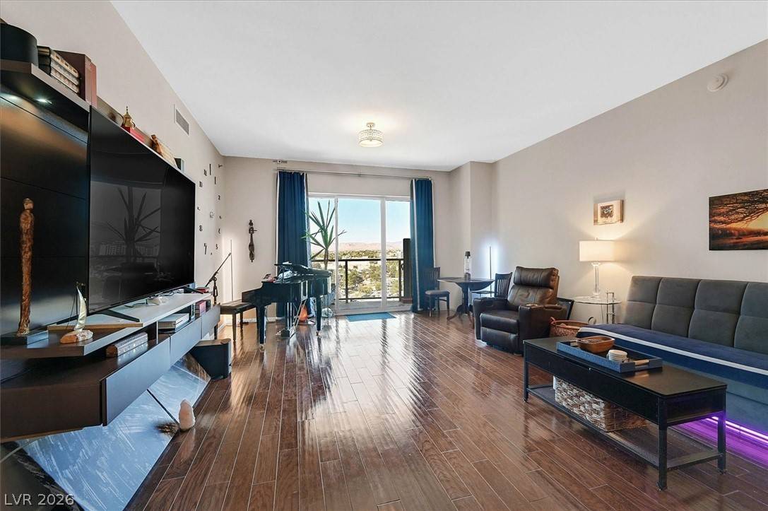 charmainepro's tweet photo. 🏙️ LIVE the Las Vegas dream! This 2-bed, 2-bath, 2 parking space, storage condo, stunning views and more!

24-hour concierge, a resort pool, business center, BBQ area, and a massive fitness center

Tour your next home now:
https://t.co/huUzdluOTN https://t.co/Pnfk0E5hFn