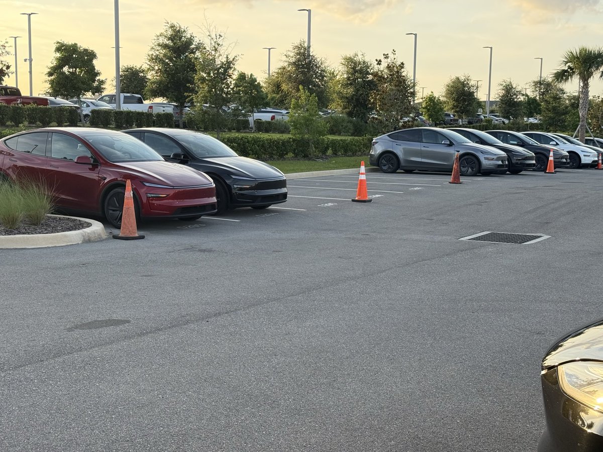 The Tesla Newswire tweet media