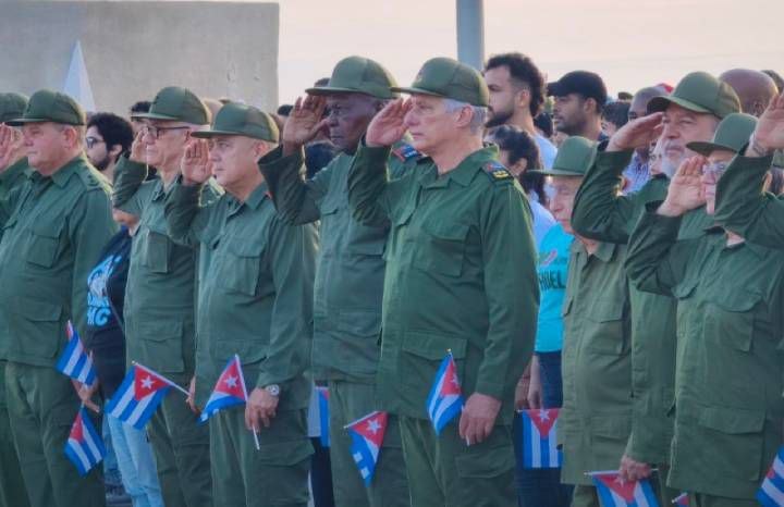 ArnaldoRod68807's tweet photo. 🇨🇺 PUEBLO CUBANO RATIFICA: ¡VIVA RAÚL!

🔸 Este 22 de mayo, el pueblo de Cuba frente a la embajada de Estados Unidos en la Tribuna Antiimperialista, volvió otra vez como tantas antes, a demostrar al mundo su valía y coraje. 
#CubaEstaFirme #LaPatriaSeDefiende #LatiendoConFidel https://t.co/Rp6c0tM9rS