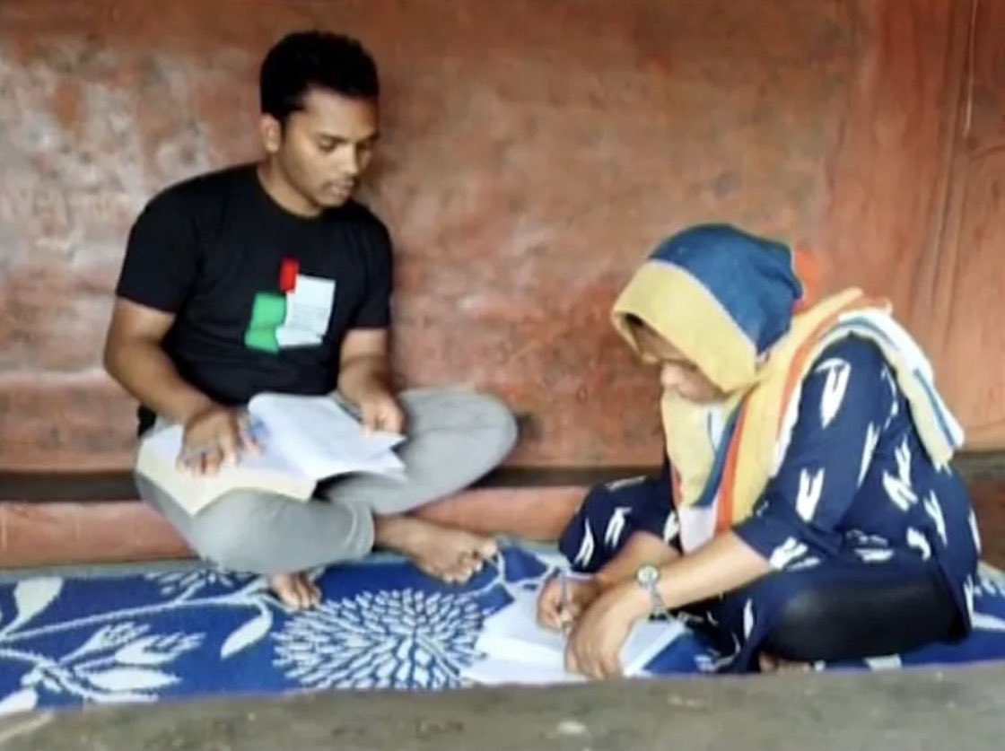 manas_muduli's tweet photo. Here is an inspiring story from rural Odisha about a sister who sacrificed her own dreams so her elder brother could become a doctor. 

And the story has a beautiful ending.

When Monalisa Pradhan completed Plus II, her elder brother Bibhishan was preparing for MBBS. Due to financial hardship, she could not pursue her own dreams and instead took up a part-time job at a saree shop in Berhampur.

“I had to pay my house rent and give some money to my brother for his studies.”

Her earnings helped support Bibhishan, who is now a 4th-year MBBS student at govt medical college SLNMCH, Koraput.

But the story doesn’t end there.

Last year, Monalisa herself cracked NEET and enrolled in the same medical college, proving that resilience, sacrifice, and purpose can overcome even the toughest circumstances.

Stories like these deserve to be celebrated more. ❤️