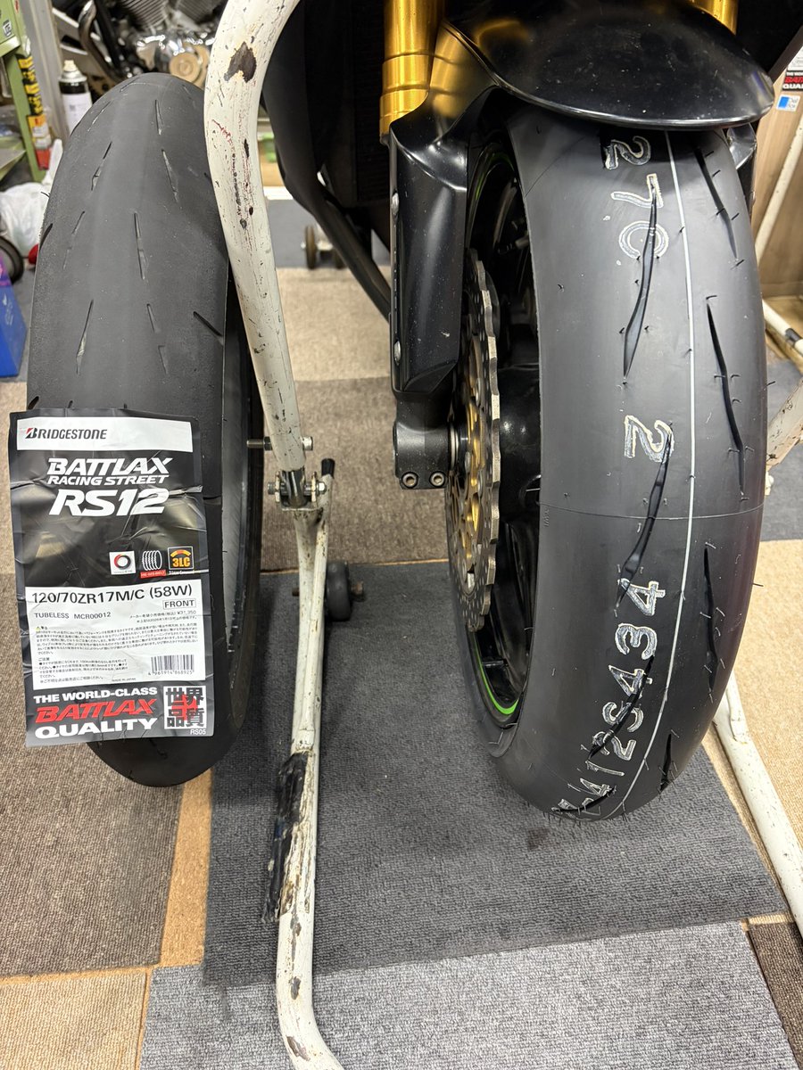 ZXー10R、タイヤ前後交換させて頂きました。RS12でサーキット