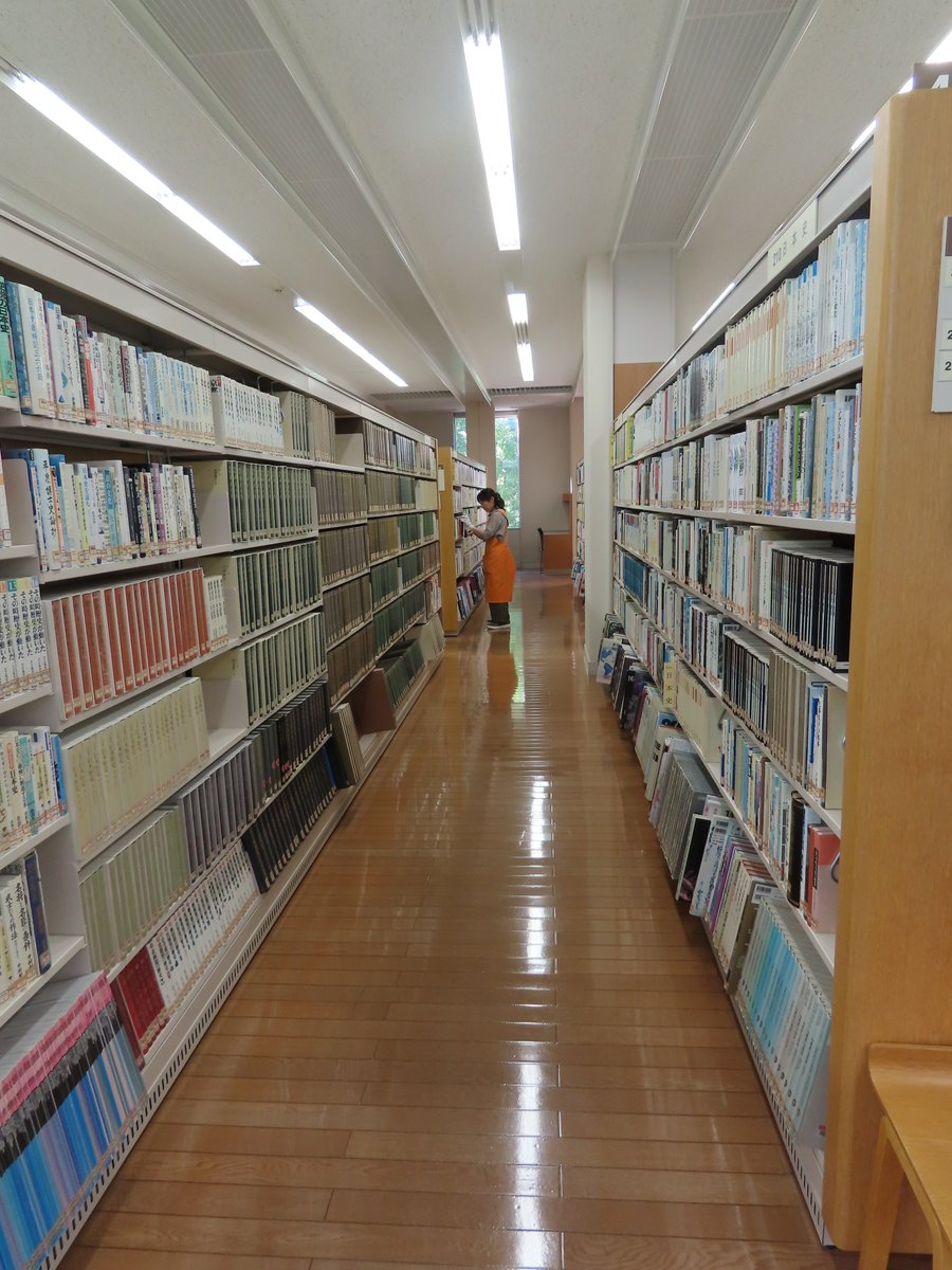 obihirolibrary's tweet photo. 蔵書点検、２日目📚
今日も職員総出で奮闘中👀
専用の機械でバーコードを読み取っていきます。
ひたすらピッ、ピッ、ピッ、ピッ…。

普段はできない座布団の洗濯なんかもやってますよ！

#帯広市図書館
#蔵書点検 https://t.co/3DewHAMFyn
