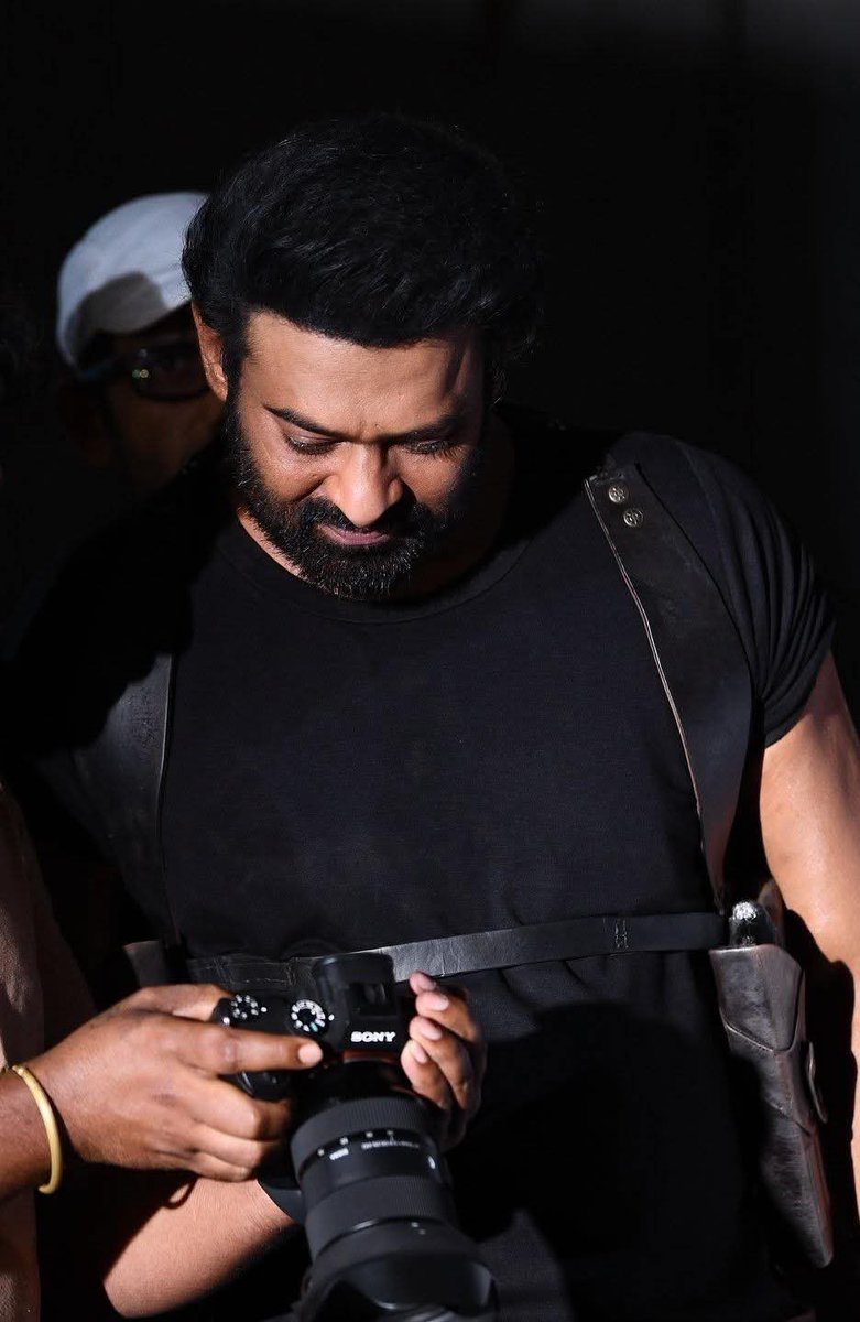 VenkyPrabhas01_'s tweet photo. Same scene anukunta  oohisthene bhayamkaranga vundhi 🥵🥵🥵🥵

#Prabhas #Salaar 2 🔥🔥 https://t.co/5ueOfUdQqx