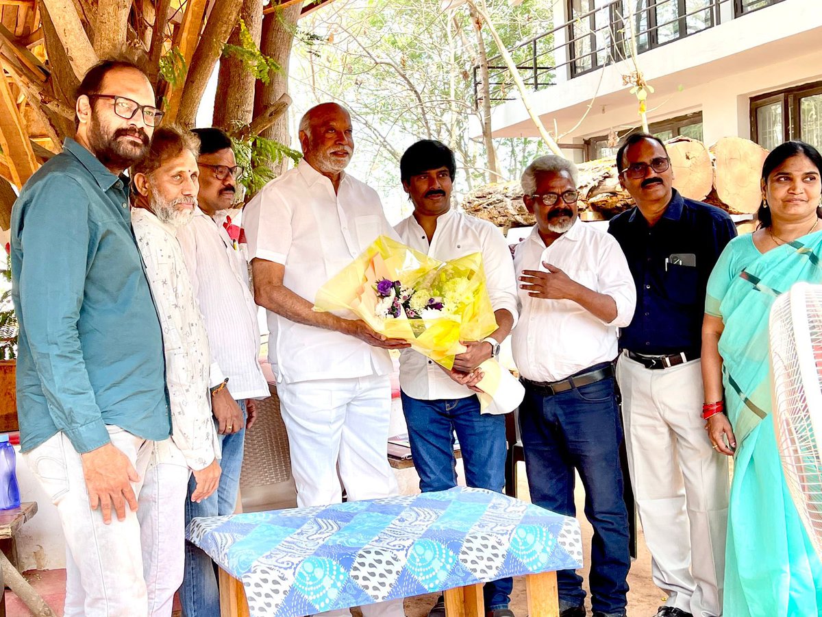 FCAOffice's tweet photo. ప్రభుత్వం కల్పించిన  ఈ అవకాశాన్ని  పరిశ్రమ అభివృద్ధికి ఉపయోగిస్తాను : చదలవాడ శ్రీనివాసరావు 

మానవతా వాది కళా పోషకులు చదలవాడ శ్రీనివాసరావు గారిని ప్రభుత్వం ఆంధ్రప్రదేశ్ చలన చిత్ర అభివృద్ధి సంస్థ బోర్డ్ అఫ్ డైరక్టర్ గా నియమించిన శుభ సందర్భంలో తెలుగు ఫిల్మ్ క్రిటిక్స్ అసోసియేషన్ పాలక మండలి శ్రీనివాసరావు గారిని కలిసి  అభినందన శుభాకాంక్షలు తెలియచేయటం జరిగింది. అధ్యక్షులు బత్తుల ప్రసాద్ రావు ప్రధాన కార్యదర్శి సురేష్ కొండేటి చదలవాడ శ్రీనివాస్ రావు గార్కి పుష్ప గుచ్ఛం అందచేసి శుభాకాంక్షలు తెలియ చేసారు. తెలుగు చలన చిత్ర పరిశ్రమ అభివృద్ధికి తనవంతు కృషి చేసెందుకు ప్రభుత్వం కల్పించిన ఈ అవకాశాన్ని సద్వినియోగ పరుస్తానని, పరిశ్రమలో చిన్నా పెద్ద భేదం లేకుండా అందరికి అందుబాటులో ఉంటానని చదలవాడ శ్రీనివాస్ రావు గారు ఈ సందర్భంగా తెలియచేసారు 

ఈ కార్యక్రమంలోఫిల్మ్ క్రిటిక్స్ పాలక మండలి సభ్యులు  బాల రెడ్ది, యం గిరిధర్, చదలవాడ భరద్వాజ, అప్పాజీ, శ్రీమతి పర్వీన్, బాబీ  నవీన్ తదితరులు  శ్రీనివాస్ రావు గార్కి అభినందనలు తెలియ చేసారు

@FCAOffice @santoshamsuresh