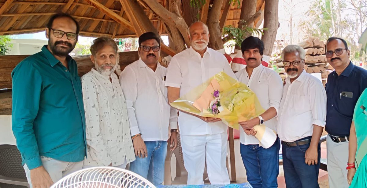 FCAOffice's tweet photo. ప్రభుత్వం కల్పించిన  ఈ అవకాశాన్ని  పరిశ్రమ అభివృద్ధికి ఉపయోగిస్తాను : చదలవాడ శ్రీనివాసరావు 

మానవతా వాది కళా పోషకులు చదలవాడ శ్రీనివాసరావు గారిని ప్రభుత్వం ఆంధ్రప్రదేశ్ చలన చిత్ర అభివృద్ధి సంస్థ బోర్డ్ అఫ్ డైరక్టర్ గా నియమించిన శుభ సందర్భంలో తెలుగు ఫిల్మ్ క్రిటిక్స్ అసోసియేషన్ పాలక మండలి శ్రీనివాసరావు గారిని కలిసి  అభినందన శుభాకాంక్షలు తెలియచేయటం జరిగింది. అధ్యక్షులు బత్తుల ప్రసాద్ రావు ప్రధాన కార్యదర్శి సురేష్ కొండేటి చదలవాడ శ్రీనివాస్ రావు గార్కి పుష్ప గుచ్ఛం అందచేసి శుభాకాంక్షలు తెలియ చేసారు. తెలుగు చలన చిత్ర పరిశ్రమ అభివృద్ధికి తనవంతు కృషి చేసెందుకు ప్రభుత్వం కల్పించిన ఈ అవకాశాన్ని సద్వినియోగ పరుస్తానని, పరిశ్రమలో చిన్నా పెద్ద భేదం లేకుండా అందరికి అందుబాటులో ఉంటానని చదలవాడ శ్రీనివాస్ రావు గారు ఈ సందర్భంగా తెలియచేసారు 

ఈ కార్యక్రమంలోఫిల్మ్ క్రిటిక్స్ పాలక మండలి సభ్యులు  బాల రెడ్ది, యం గిరిధర్, చదలవాడ భరద్వాజ, అప్పాజీ, శ్రీమతి పర్వీన్, బాబీ  నవీన్ తదితరులు  శ్రీనివాస్ రావు గార్కి అభినందనలు తెలియ చేసారు

@FCAOffice @santoshamsuresh