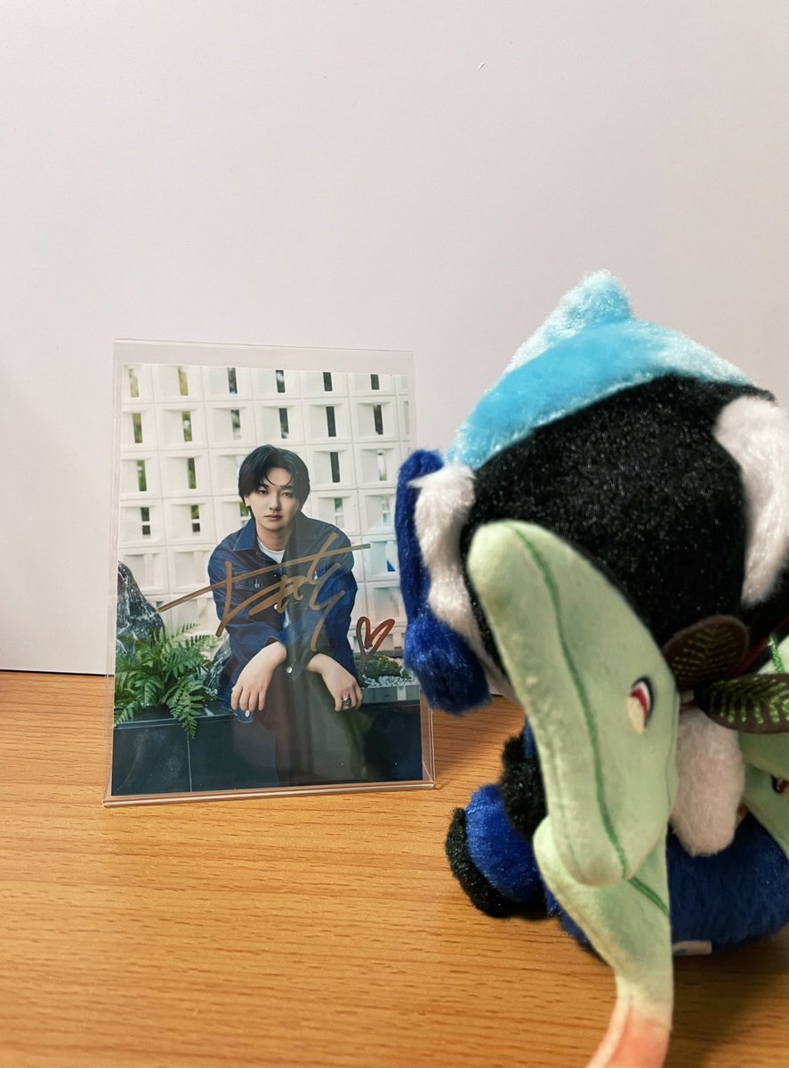 Winnie_FWN's tweet photo. 七瀬さん上海記念グッズ、激戦の末20位以内に入れました✌️😎
直筆サイン+1！「ありがとう」のメッセージ付きサインが羨ましいなぁ。🥹
6月末に大事な試験があるので、大阪のイベントには行けません🥹🐺
次の機会を楽しみに待っています！🥹🥳
@ko__nanase  #七瀬公 https://t.co/aEvNrx4fEx