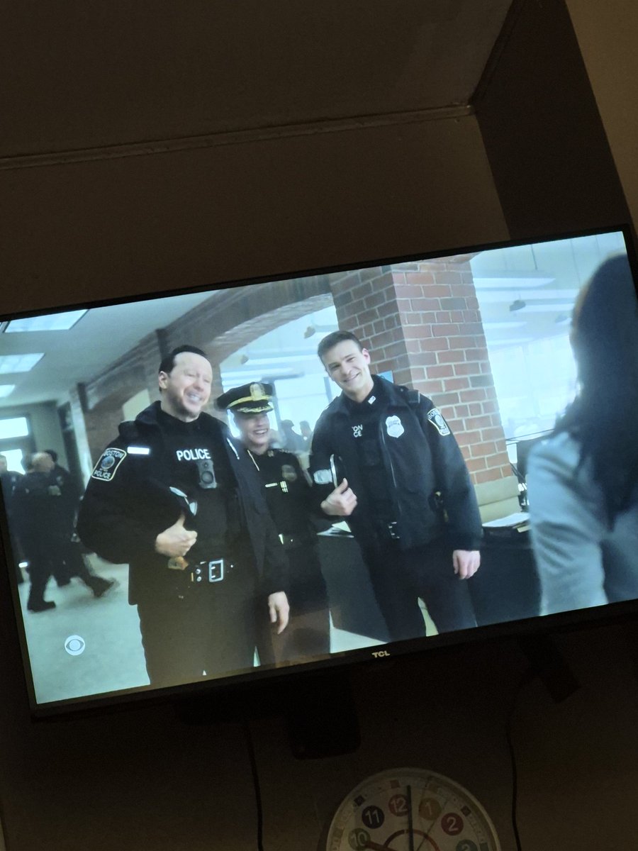 michelmull7's tweet photo. @DonnieWahlberg #BostonBlue 💙💚🤎💙❤️🤖❣️❤️💙❤️💙❤️❤️❤️❤️♥️❤️💙💙💙 https://t.co/wgQCh5NlYH