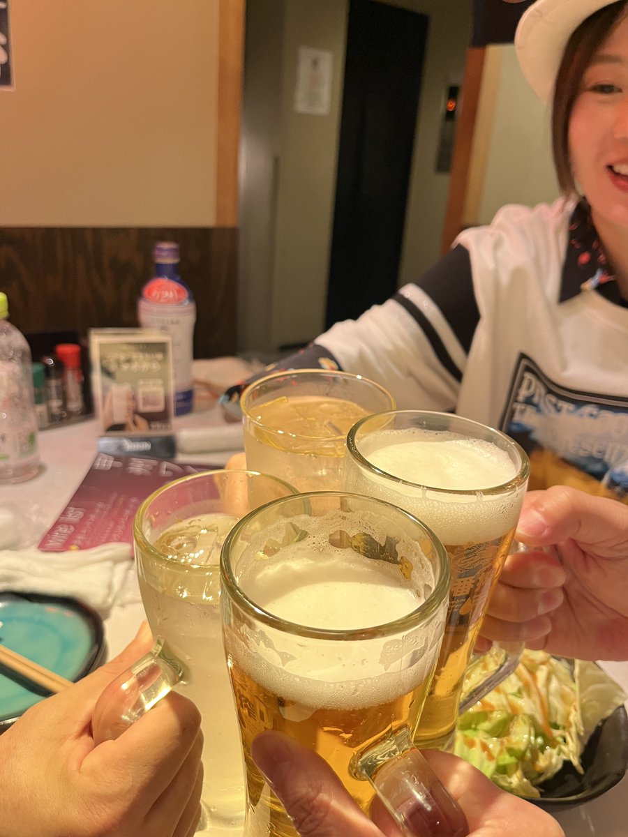 hidekaUFO's tweet photo. 昨日は甲府駅北口の蔵出しワインバー🍷初日に行ってきました！みんなでワインをたくさん飲みました～。なんとNHKにも生出演しました🤣よほど楽しそうに見えたのかなw　もちろん２次会にも行って、甲州名物のモツ煮や七賢の純米吟醸も堪能。昨夜もたくさん呑みました～！楽しかった～！ https://t.co/T1hykIiTZH