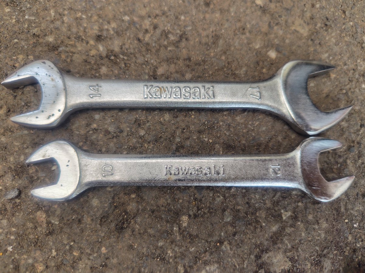 maa1547's tweet photo. とりあえず車載工具の点検
今のバイクがどうなのか知らないけど、この内容に空気圧ゲージまで入ってるのはなかなか豪華な気がする
kawasakiのロゴ入りスパナもいい感じ
ミトロイで作ったのかな https://t.co/qUIQp89hGs