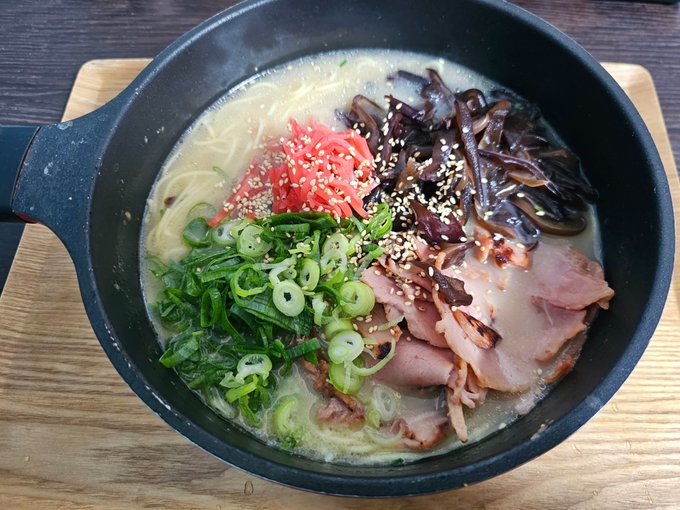 家でとんこつラーメンを作りました(家でとんこつラーメンを作ってはいけないという法律は無いため) 