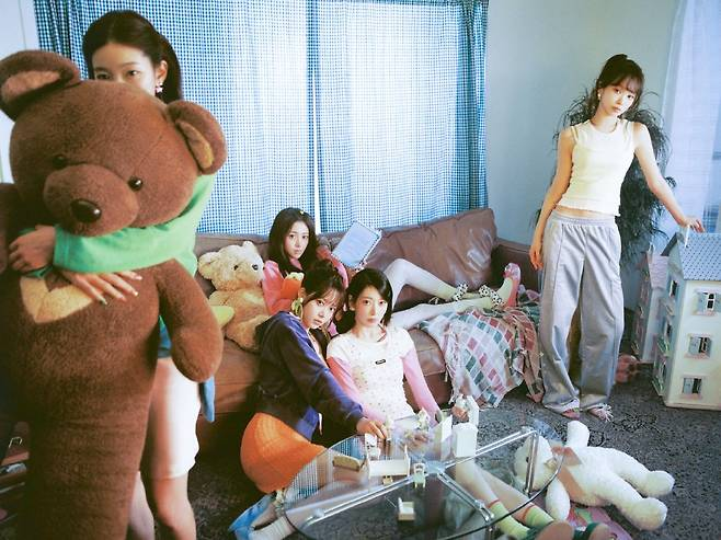 FIMBASE's tweet photo. LE SSERAFIM’s ‘PUREFLOW pt.1’ have sold 435,675 copies on its first day according to Hanteo, becoming the highest 1st-day sales for a 4th gen girl group album released this year and the 2nd highest among all girl groups overall after BLACKPINK.

The new album also debuted at #3 on the Worldwide iTunes Album Chart. As of 9 AM on the 23rd, it had entered the iTunes Top Albums charts in 27 countries and regions including Singapore, France, and Japan.

Among those, it ranked within the Top 10 in 20 countries/regions including Mexico, Canada, and Italy, proving the group’s global popularity.

The title track, 'BOOMPALA', is also gaining worldwide attention. The song ranked #20 on the Worldwide iTunes Song Chart on the 22nd.

As of 9 AM on the 23rd, it had entered the iTunes Top Songs charts in 21 countries and regions including the UK, US, and Japan. It also showed strong performance on YouTube.

The song entered YouTube’s Trending Charts in 27 countries and regions, including Korea (#11), Japan (#4), and the United States (#7), drawing attention from listeners all around the world.

— 🔗 https://t.co/k3rT8Cc1i6

#PUREFLOW_pt1 
#LE_SSERAFIM #르세라핌