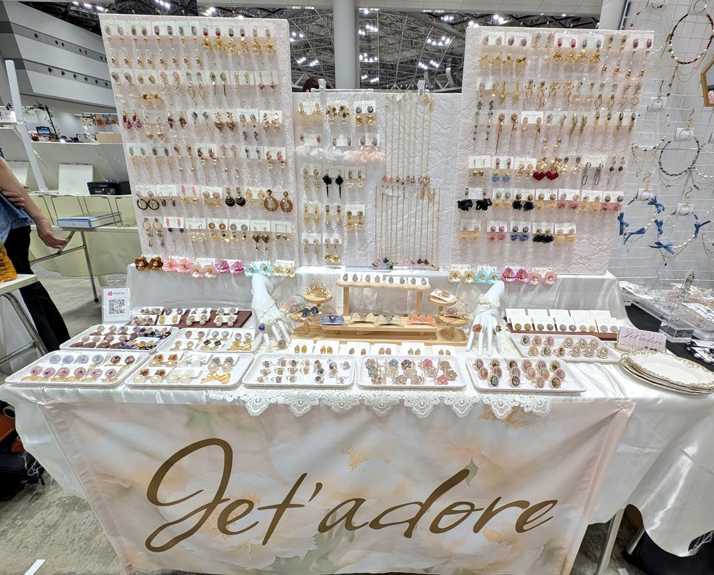 HadoreH's tweet photo. 💕デザフェス63に出店しています💕

ﾌﾞｰｽ番号　R-46
出店 5月23日(土)24日(日)両日
出展名　Jet'adore

「プチプラ可愛い」がメインのアクセサリーを出展しています✨

是非遊びに来てみてください✾

@designfesta
#デザフェス63
#デザフェス https://t.co/NfBepYLrV7