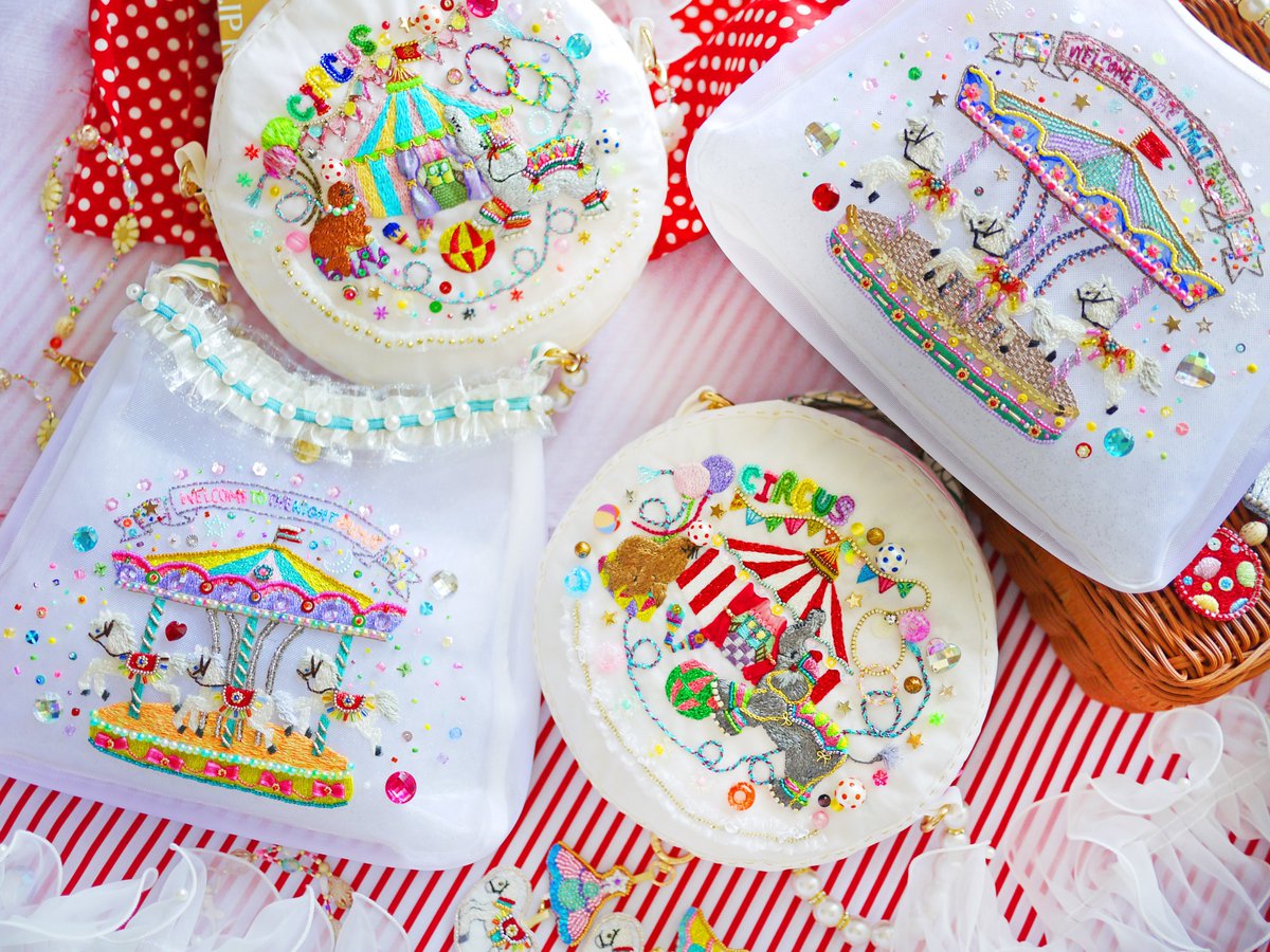 yoshiko_design's tweet photo. デザフェス日曜お品書き🩵🎠

刺繍歴50年の母の手刺繍バッグ、全て手作り、豪華手刺繍なので、丁寧に作っていて写真の4個限定です🌟

本当に実物キラキラ、ずっと大切にしてもらえて、部屋に飾りたくなるバッグです🥰🫶✨

🎪5/24(日)のみ🎪南1階I-250
#デザフェス
#デザフェス63
#デザフェスお品書き https://t.co/DJXeVg0ubE